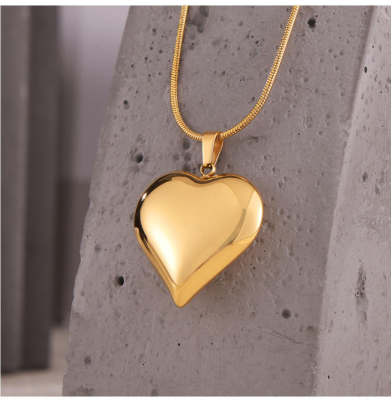 Gold heart-shaped pendant